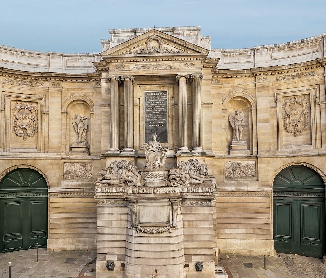 Marvel at the Invalides' architecture 4